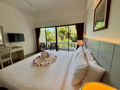 Superior kamer met twee aparte bedden en uitzicht op het zwembad — Garden Home Kata